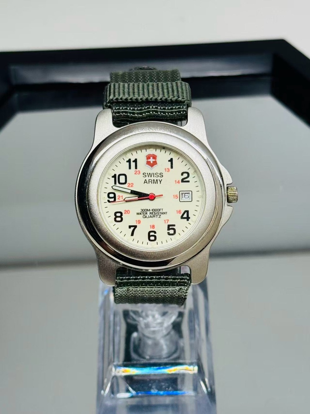Vintage Swiss Army Men’s Watch Quartz White Dial Date 40mm New Battery Runs